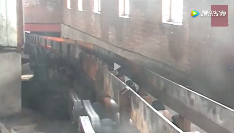 實拍軋鋼廠的壯觀場面，原來鋼筋都是這樣“扯”出來的